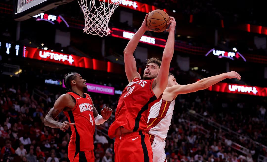 开云体育会员注册官网热火队惨败后更衣室爆发冲突，主帅回应，自己位置.